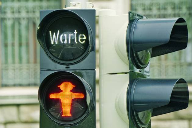 Verkehrsampel steht auf Warte und Rot, Ost-Ampelmännchen, Symbolbild, nicht voreilig handeln