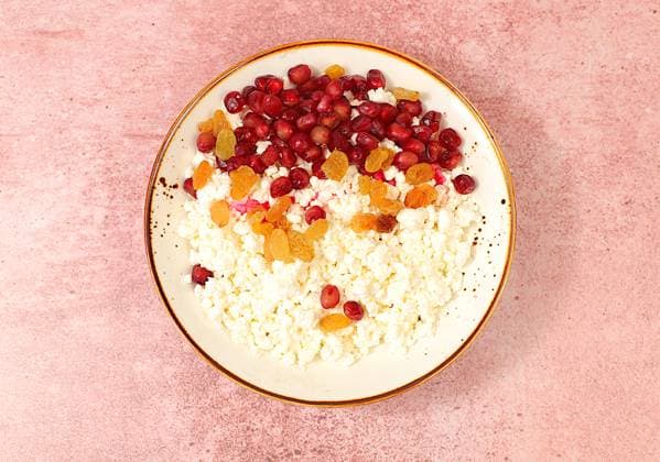 Körniger frischer Hüttenkäse mit Granatapfelkernen und Rosinen auf einem sonnigen Tisch, natürliches Ernährungskonzept, Werbung für gesunden Lebensstil, Babynahrung. Gesundes Frühstück mit Zutaten, Menü für Cafe Körniger frischer Hüttenkäse mit Granatapfelkernen und Rosinen auf einem sonnigen Tisch, natürliches Ernährungskonzept, Werbung für gesunden Lebensstil, Babynahrung. Gesundes Frühstück mit Zutaten, Menü für Cafe (License=RF) Copyright: xZoonar.com SvetlanaxBalynx 24000496