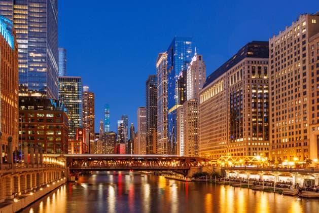 Blick auf die Innenstadt von Chicago bei Sonnenuntergang Scenic view of downtown Chicago during sunset with iconic skyscrapers (License=RF) Copyright: xZoonar.com EvgenyxKarandaevx 24002941