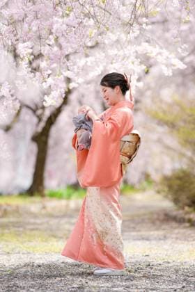 Eine Frau in einem rosa Kimono hält ein Baby Eine Frau in einem rosa Kimono hält ein Baby (License=RF) ,model released, Symbolfoto Copyright: xZoonar.com YujixZendax 24003596 ,model released, Symbolfoto ,property released