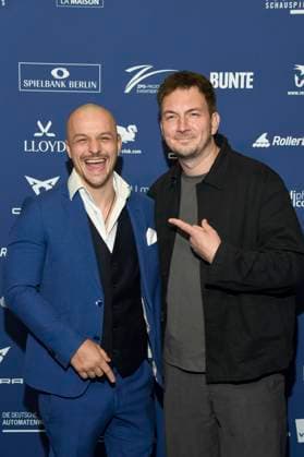 Johannes Kienast mit Gast bei der Verleihung des Deutschen Schauspielpreises 2025 im Hotel Pullman Berlin Schweizerhof. Berlin, 09.10.2025