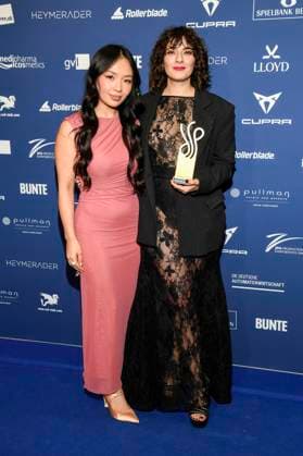 Andrea Guo und Seyneb Saleh bei der Verleihung des Deutschen Schauspielpreises 2025 im Hotel Pullman Berlin Schweizerhof. Berlin, 09.10.2025