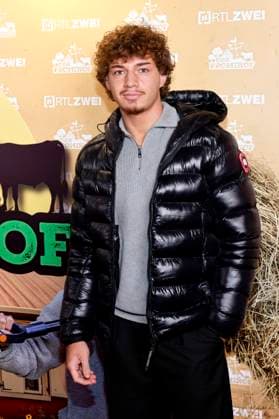 Influencer Garry Secret (Garrysecret) bei der Premierenfeier von Der Promihof von RTL2 auf dem Gertrudenhof. Hürth, 09.10.2025 NRW Deutschland Copyright: xChristophxHardtx