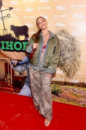 Reality-TV-Teilnehmerin Jeje Lopes bei der Premierenfeier von Der Promihof von RTL2 auf dem Gertrudenhof. Hürth, 09.10.2025 NRW Deutschland Copyright: xChristophxHardtx