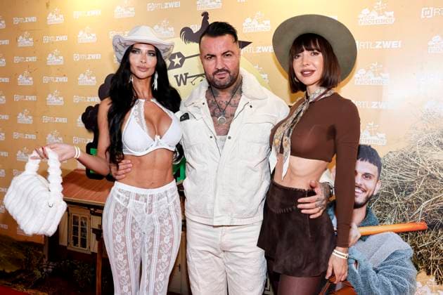 Erotikmodel Micaela Schäfer, Sänger Cosimo Citiolo und Performancekünstlerin Milo Moire bei der Premierenfeier von Der Promihof von RTL2 auf dem Gertrudenhof. Hürth, 09.10.2025 NRW Deutschland Copyright: xChristophxHardtx