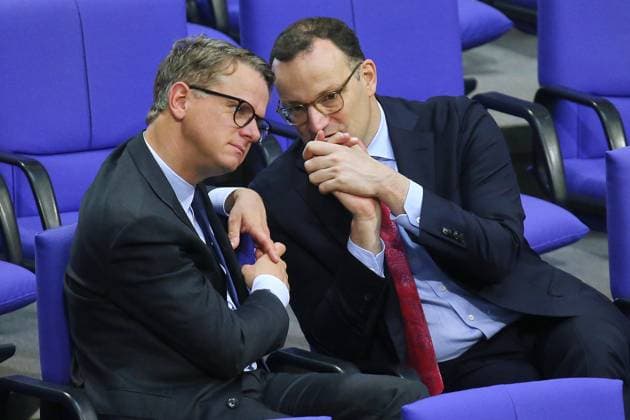 Berlin, Deutschland, 10.10.2025: Deutscher Bundestag: 32. Bundestagssitzung: Carsten Linnemann und Jens Spahn, beide CDU, im Gespräch *** Berlin, Germany, 10 10 2025 German Bundestag 32 Bundestag session Carsten Linnemann and Jens Spahn, both CDU, in conversation Copyright: xdtsxNachrichtenagenturx dts_87436