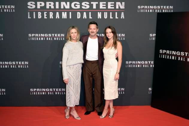 Scott Cooper mit Ehefrau Jocelyne Cooper und Tochter Scott Cooper bei der Premiere des Kinofilms Springsteen Liberami dal nulla Springsteen: Deliver Me from Nowhere im Space Cinema Moderno. Rom, 10.10.2025