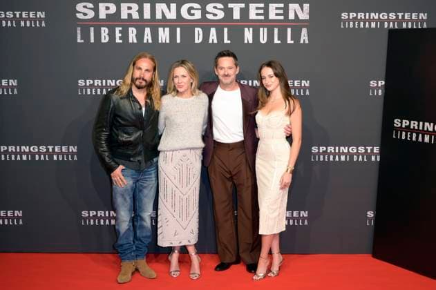 Marco Perego, Jocelyne Cooper, Scott Cooper und Ava Cooper bei der Premiere des Kinofilms Springsteen Liberami dal nulla Springsteen: Deliver Me from Nowhere im Space Cinema Moderno. Rom, 10.10.2025