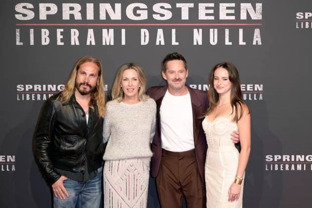 Marco Perego, Jocelyne Cooper, Scott Cooper und Ava Cooper bei der Premiere des Kinofilms Springsteen Liberami dal nulla Springsteen: Deliver Me from Nowhere im Space Cinema Moderno. Rom, 10.10.2025