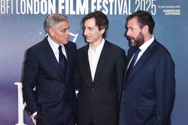 George Clooney, Noah Baumbach und Adam Sandler bei der Premiere des Kinofilms Jay Kelly auf dem 69. BFI London Film Festival 2025 in der Royal Festival Hall. London, 10.10.2025