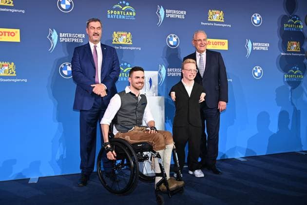 News Bilder des Tages Markus SOEDER (Ministerpraesident Bayern und CSU Vorsitzender) und Joachim HERRMANN (Innenminister Bayern) mit Moritz Brueckner (Rollstuhlrugby-Jetzt erst Recht Preistraeger) und Laudator Josia TOPF. Bayerischer Sportpreis 2025 in der BMW Welt, Roter Teppich,Red Carpet am 11.10.2025 *** Markus SOEDER State Premier of Bavaria and CSU Chairman and Joachim HERRMANN Bavarian Minister of the Interior with Moritz Brueckner Wheelchair Rugby Jetzt erst Recht Award winner and laudator Josia TOPF Bavarian Sports Award 2025 at BMW Welt, Red Carpet on 11 10 2025
