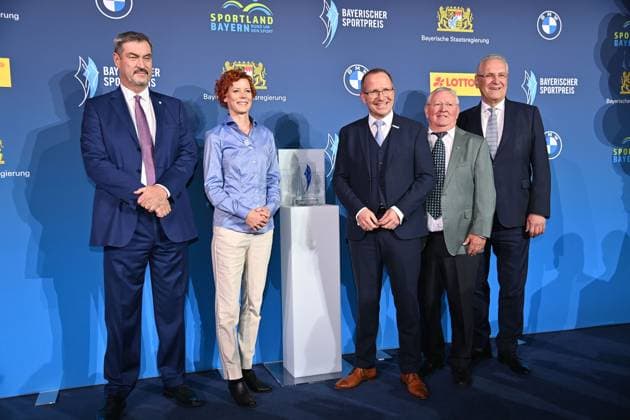 Markus SOEDER (Ministerpraesident Bayern und CSU Vorsitzender) und Joachim HERRMANN (Innenminister Bayern) mit BLSV Praesident Joerg AMMON und Vertretern des Bayerischen Landesspprtnundes-Preistraeger fuer Hervorragende Foerderung des Sports),Bayerischer Sportpreis 2025 in der BMW Welt, Roter Teppich,Red Carpet am 11.10.2025