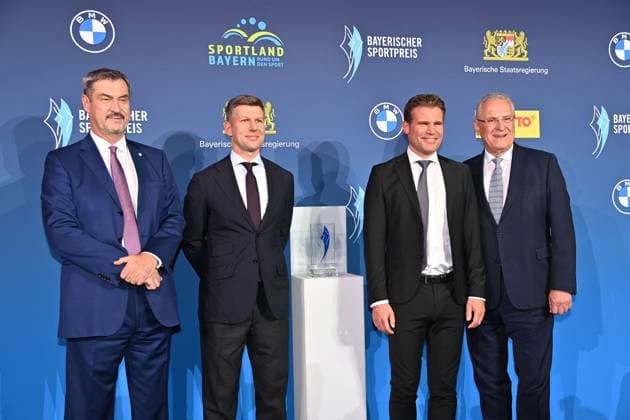Markus SOEDER (Ministerpraesident Bayern und CSU Vorsitzender) und Joachim HERRMANN (Innenminister Bayern) mit Dr. Felix BRYCH (Preistraeger SPORTLICHES LEBENSWERK) und Laudator Thomas HITZLSPERGER. Bayerischer Sportpreis 2025 in der BMW Welt, Roter Teppich,Red Carpet am 11.10.2025