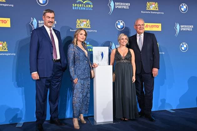 Markus SOEDER (Ministerpraesident Bayern und CSU Vorsitzender) und Joachim HERRMANN (Innenminister Bayern) mit Christina Tina RUPPRECHT (Box Weltmeisterin,Preistraegerin SPORTMOMENTE FUER DIE EWIGKEIT) und Laudatorin Regina HALMICH. Bayerischer Sportpreis 2025 in der BMW Welt, Roter Teppich,Red Carpet am 11.10.2025