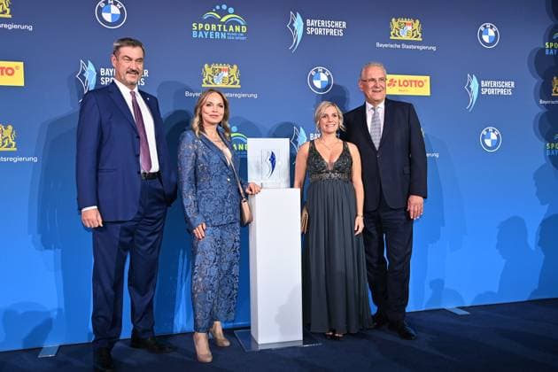 Markus SOEDER (Ministerpraesident Bayern und CSU Vorsitzender) und Joachim HERRMANN (Innenminister Bayern) mit Christina Tina RUPPRECHT (Box Weltmeisterin,Preistraegerin SPORTMOMENTE FUER DIE EWIGKEIT) und Laudatorin Regina HALMICH. Bayerischer Sportpreis 2025 in der BMW Welt, Roter Teppich,Red Carpet am 11.10.2025