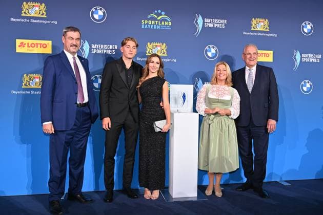 Markus SOEDER (Ministerpraesident Bayern und CSU Vorsitzender) und Joachim HERRMANN (Innenminister Bayern) mit Justin ENGEL-hier mit Freundin Elisabeth BRIXEL (Tennisprofi und Preistraeger HERAUSRAGENDER NACHWUCHSSPORTLER) und Laudatorin Karin THALER. Bayerischer Sportpreis 2025 in der BMW Welt, Roter Teppich,Red Carpet am 11.10.2025