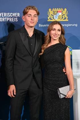 Justin ENGEL mit Freundin Elisabeth BRIXEL (Tennisprofi und Preistraeger HERAUSRAGENDER NACHWUCHSSPORTLER) . Bayerischer Sportpreis 2025 in der BMW Welt, Roter Teppich,Red Carpet am 11.10.2025