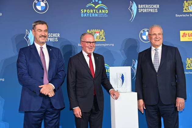 Markus SOEDER (Ministerpraesident Bayern und CSU Vorsitzender) und Joachim HERRMANN (Innenminister Bayern) mit Karl Heinz RUMMENIGGE, (ehemaliger Vorstandsvorsitzender,Ehrenpreis des bayerischen Ministerpraesidenten) Bayerischer Sportpreis 2025 in der BMW Welt, Roter Teppich,Red Carpet am 11.10.2025