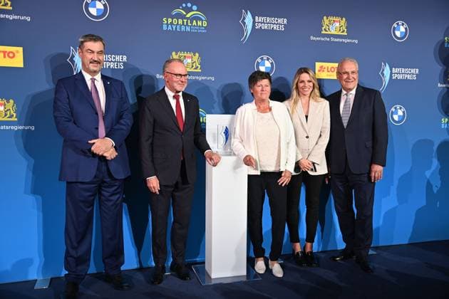Markus SOEDER (Ministerpraesident Bayern und CSU Vorsitzender) und Joachim HERRMANN (Innenminister Bayern) mit Karl Heinz RUMMENIGGE, (ehemaliger Vorstandsvorsitzender,Ehrenpreis des bayerischen Ministerpraesidenten) und Vertretern der Frauenmannschaft des FC Bayern Muenchen). Bayerischer Sportpreis 2025 in der BMW Welt, Roter Teppich,Red Carpet am 11.10.2025