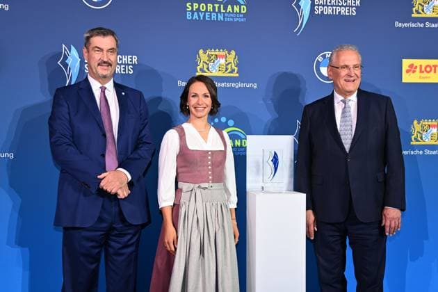 Markus SOEDER (Ministerpraesident Bayern und CSU Vorsitzender) und Joachim HERRMANN (Innenminister Bayern) mit Magdalena NEUNER. Bayerischer Sportpreis 2025 in der BMW Welt, Roter Teppich,Red Carpet am 11.10.2025
