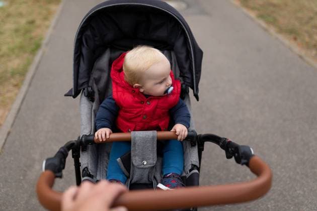 ein kleines Kind mit einem Schnuller in einem Kinderwagen fährt die Straße entlang a small child with a pacifier in a baby carriage rides along the road. (License=RF) ,model released, Symbolfoto Copyright: xZoonar.com IvanxTraimakx 24016803 ,model released, Symbolfoto ,property released