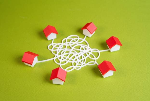 Verbindungen zwischen Häusern. Symbol für Versorgungseinrichtungen, lokale Infrastruktur und nachbarschaftliche Zusammenarbeit. Geeignet für Wohnungsbaugesellschaften, soziales Leben und Gemeinschaftsnetze. Connections between houses. Symbol of utilities, local infrastructure, and neighborhood cooperation. Suitable for housing associations, social life, and community networks. (License=RF) Copyright: xZoonar.com AndriixYalanskyix 24022816