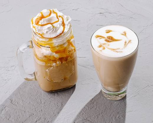 IMAGO Creative, Food, Trend, Iced Coffee Zwei Kaffeegetränke werden auf einer strukturierten Oberfläche präsentiert Two coffee beverages are presented on a textured surface. One drink is in a jar with whipped cream and caramel drizzle, while the other is a frothy latte in a tall glass, both inviting and refreshing. (License=RF) Copyright: xZoonar.com AntonxDobreax 24023289