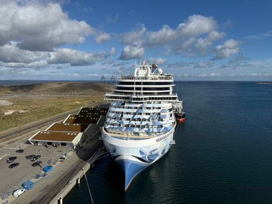 Norwegian Prima im Hafen von Kopenhagen - Kopenhagen 09.10.2025: Reise auf der AIDA Nova *** Norwegian Prima in the port of Copenhagen Copenhagen 09 10 2025 Voyage on the AIDA Nova