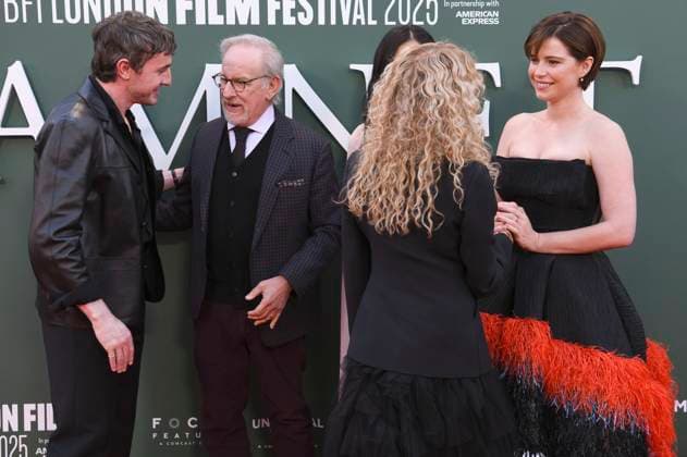 Paul Mescal , Steven Spielberg, Kate Capshaw und Jessie Buckley bei der Premiere des Kinofilms Hamnet auf dem 69. BFI London Film Festival 2025 in der Royal Festival Hall. London, 11.10.2025