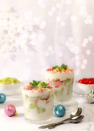 Kiwi-Granatapfel-Parfait auf einer hellen Festtafel, eine Idee für die Dekoration von Lebensmitteln und die Dekoration von Neujahrsgerichten. Weihnachts- und Neujahrsgerichte. Banner für den Bildschirm, Vorlage für Kreativität. Kiwi-Granatapfel-Parfait auf einer hellen Festtafel, eine Idee für die Dekoration von Lebensmitteln und die Dekoration von Neujahrsgerichten. Weihnachts- und Neujahrsgerichte. Banner für den Bildschirm, Vorlage für Kreativität. (License=RF) Copyright: xZoonar.com SvetlanaxBalynx 24027114