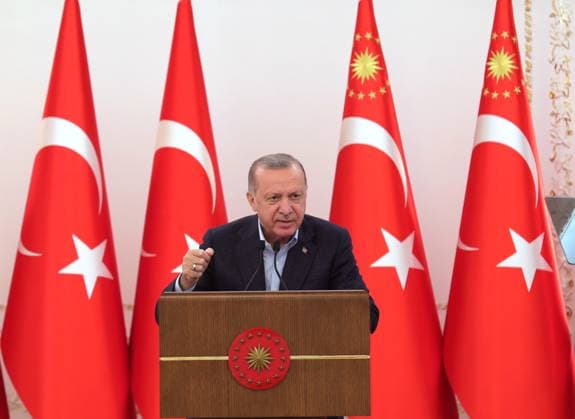 Turkish president shares iftar with anti-PKK sit-in mothers ISTANBUL, TURKEY - MAY 8: Turkish President Recep Tayyip Erdogan delivers a speech during his iftar (fast-breaking) dinner with mothers staging a sit-in protest against the PKK, listed as a terrorist organization by Turkey, the U.S. and the EU as they have abducted their children, at Vahdettin Mansion in Istanbul, Turkey on May 8, 2021. The protest has been going on for over 610 days outside the offices of the Peoples Democratic Party (HDP), which the government accuses of having links to the PKK. Istanbul Turkey. Editorial use only. Please get in touch for any other usage.  Copyright: x2025xAnadoluxMustafaxKamacÄ±x