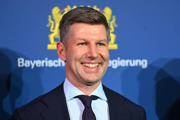 Thomas HITZLSPERGER (Ex-Fussballprofi), Einzelbild,angeschnittenes Einzelmotiv,Portraet,Portrait,Porträt. Bayerischer Sportpreis 2025 in der BMW Welt, Roter Teppich,Red Carpet am 11.10.2025