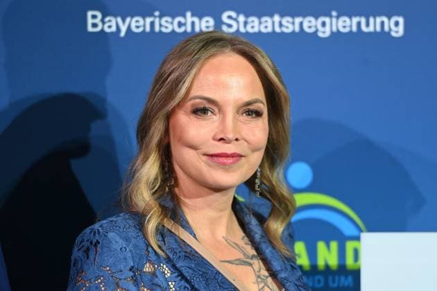Regina HALMICH (Ex Boxerin), Einzelbild,angeschnittenes Einzelmotiv,Portraet,Portrait,Porträt. Bayerischer Sportpreis 2025 in der BMW Welt, Roter Teppich,Red Carpet am 11.10.2025