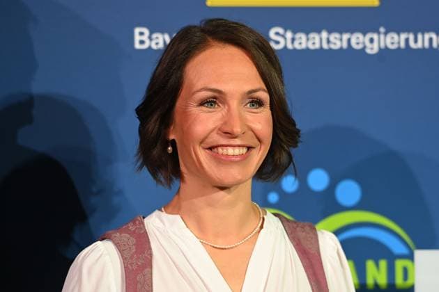 Magdalena NEUNER (Ex Biathletin), Einzelbild,angeschnittenes Einzelmotiv,Portraet,Portrait,Porträt. Bayerischer Sportpreis 2025 in der BMW Welt, Roter Teppich,Red Carpet am 11.10.2025