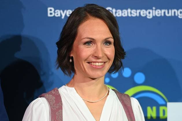 Magdalena NEUNER (Ex Biathletin), Einzelbild,angeschnittenes Einzelmotiv,Portraet,Portrait,Porträt. Bayerischer Sportpreis 2025 in der BMW Welt, Roter Teppich,Red Carpet am 11.10.2025