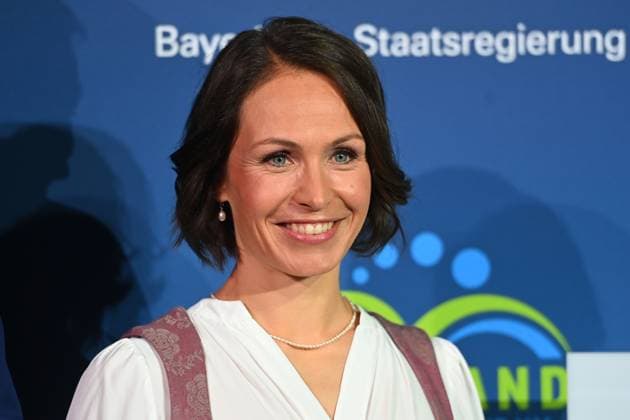 Magdalena NEUNER (Ex Biathletin), Einzelbild,angeschnittenes Einzelmotiv,Portraet,Portrait,Porträt. Bayerischer Sportpreis 2025 in der BMW Welt, Roter Teppich,Red Carpet am 11.10.2025