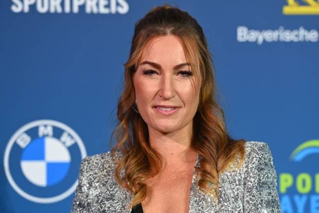 Denise SCHINDLER (Paralympics Teilnehmerin), Einzelbild,angeschnittenes Einzelmotiv,Portraet,Portrait,Porträt. Bayerischer Sportpreis 2025 in der BMW Welt, Roter Teppich,Red Carpet am 11.10.2025