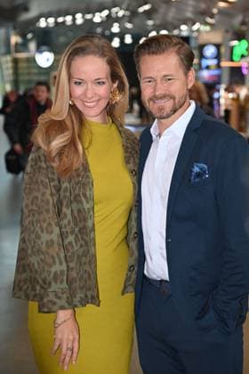 SkySport Moderator Gregor TEICHER mit Ehefrau Stephanie. Bayerischer Sportpreis 2025 in der BMW Welt, Roter Teppich,Red Carpet am 11.10.2025