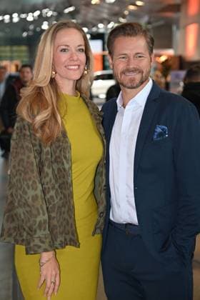 SkySport Moderator Gregor TEICHER mit Ehefrau Stephanie. Bayerischer Sportpreis 2025 in der BMW Welt, Roter Teppich,Red Carpet am 11.10.2025