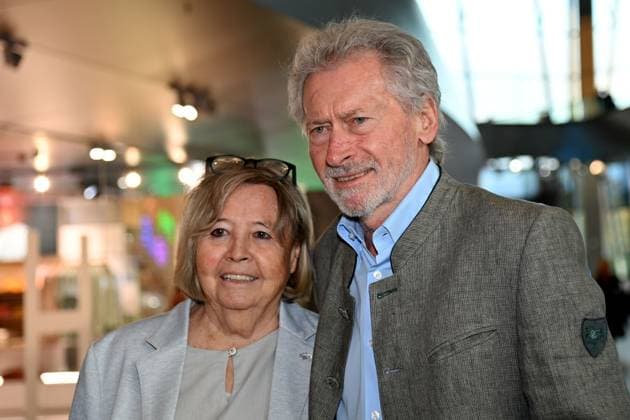 Paul BREITNER (Ex-Fussballprofi) mit Ehefrau Hildegard. Bayerischer Sportpreis 2025 in der BMW Welt, Roter Teppich,Red Carpet am 11.10.2025