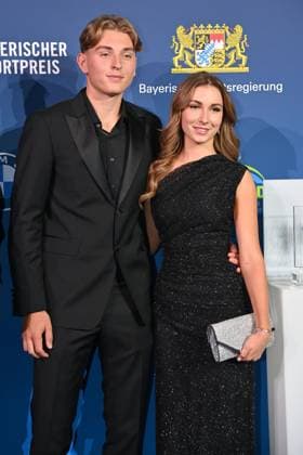 Justin ENGEL mit Freundin Elisabeth BRIXEL (Tennisprofi und Preistraeger HERAUSRAGENDER NACHWUCHSSPORTLER) . Bayerischer Sportpreis 2025 in der BMW Welt, Roter Teppich,Red Carpet am 11.10.2025
