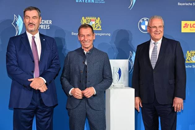 v.li:Markus SOEDER (Ministerpraesident Bayern und CSU Vorsitzender), Moderator Markus OTHMER, Joachim HERRMANN (Innenminister Bayern), Bayerischer Sportpreis 2025 in der BMW Welt, Roter Teppich,Red Carpet am 11.10.2025