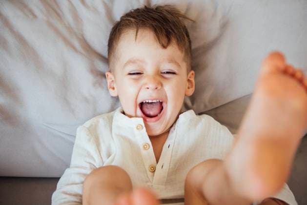 Kleiner Junge mit hellbraunem Haar lacht fröhlich, während er auf einer weichen grauen Couch liegt und einen spielerischen Moment voller Glück und Unschuld zeigt Kleiner Junge mit hellbraunem Haar lacht fröhlich, während er auf einer weichen grauen Couch liegt und einen spielerischen Moment voller Glück und Unschuld zeigt (License=RF) ,model released, Symbolfoto Copyright: xZoonar.com DashaxPetrenkox 24028760 ,model released, Symbolfoto ,property released