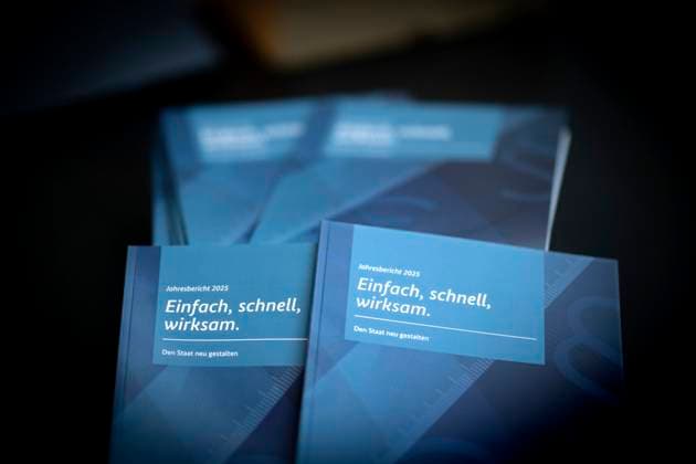 Bürokratieabbau DEU, Deutschland, Germany, Berlin, 02.10.2025 Symbol Bericht 2025 Einfach Schnell Wirksam Den Staat neu Gestalten praesentiert waehrend der Bundespressekonferenz zum Thema Jahresbericht 2025 zum Buerokratieabbau Bürokratieabbau in Berlin Deutschland en: Symbol Report 2025 Simple Fast Effective Redesigning the State presented during the Federal Press Conference on the topic Annual Report 2025 on Bureaucracy Reduction Bureaucracy Reduction in Berlin Germany *** Bureaucracy Reduction DEU, Deutschland, Germany, Berlin, 02 10 2025 Symbol Report 2025 Simple Fast Effective Redesigning the State presented during the Federal Press Conference on the topic Annual Report 2025 on Bureaucracy Reduction Bureaucracy Reduction in Berlin