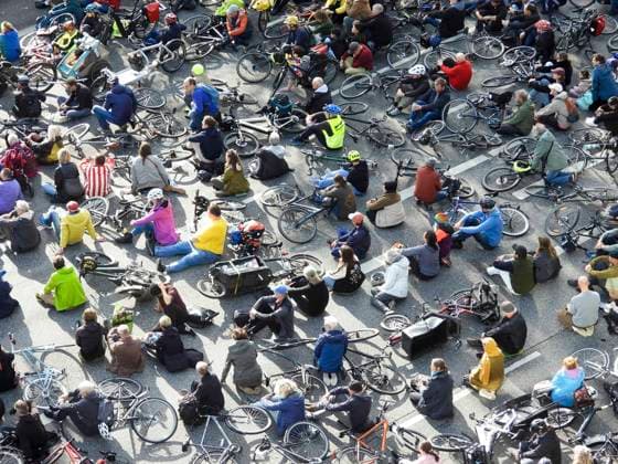 cntv 350 Menschen liegen mit ihren Fahrraeder auf der Strass Mahnwache auf der Strasse für die bei einem Fahrrad Verkehrsunfall verstorbene Schauspielerin Wanda Perdelwitz Ca 350 Teilnehmer am 12.10.2025 Hamburg An der Verbindungsbahn Ein Ghostbike mit bunten Rosen geschmueckt soll erinnern an die ende September bei einem Radunfall schwer verletzte und einige Tage später verstorbene Schauspielerin Wanda Perdelwitz wurde heute an der Unfallstelle eine Mahnwache abgehalten und ein sogenannte Ghostbike aufgestellt. Hamburg Deutschland *** cntv 350 people lie with their bicycles on the street vigil on the street for the actress Wanda Perdelwitz, who died in a bicycle traffic accident Approx. 350 participants on 12 10 2025 Hamburg At the con