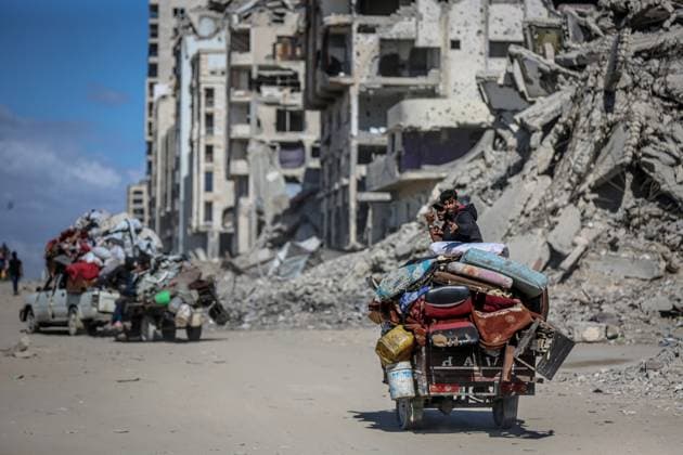 Palestinians continue returning on third day of cease-fire in Gaza GAZA - OCTOBER 12: Palestinians continue to return from southern to northern Gaza on the third day of the cease-fire, moving north along Al-Rashid Street with whatever belongings they managed to carry, on Octrober 12, 2025. Saeed M. M. T. Jaras Anadolu Gaza Gaza. Editorial use only. Please get in touch for any other usage.  Copyright: x2025xAnadoluxSaeedxM.xM.xT.xJarasx