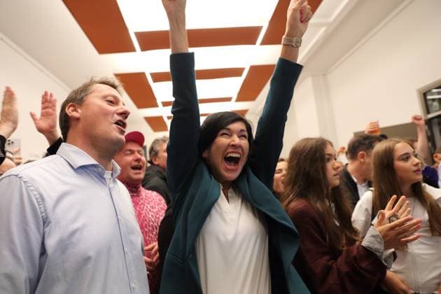Noosha Aubel (parteilos) und Lebensgefährte Sascha Krämer (parteilos) auf der Wahlparty von Noosha Aubel im Frauenzentrum am Wahlabend der Stichwahl für die Oberbürgermeisterwahl in Potsdam, 12. Oktober 2025. Noosha Aubel gewinnt die Wahl zur Oberbürgermeisterin in Potsdam *** Noosha Aubel (non-party) and partner Sascha Krämer (non-party) at Noosha Aubels election party at the Womens Center on the evening of the run-off election for mayor of Potsdam, 12 October 2025 Noosha Aubel wins the election for mayor of Potsdam