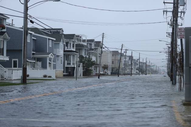 News Bilder des Tages Coastal Flooding Hits Jersey Shore Amid Powerful Nor’easter AVALON, NEW JERSEY - OCTOBER 12: A powerful nor’easter brings coastal flooding to the Jersey Shore on Sunday afternoon, with high tide sending water over docks and into streets in Avalon, New Jersey, United States on October 12, 2025. Strong winds and heavy surf caused dangerous conditions along the coast as officials urged residents to avoid flooded areas. Lokman Vural Elibol Anadolu New Jersey United States. Editorial use only. Please get in touch for any other usage.  Copyright: x2025xAnadoluxLokmanxVuralxElibolx