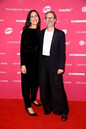 Matthias Matschke mit Partnerin Theresa Kronthaler bei der Verleihung des Opus Klassik 2025 im Konzerthaus am Gendarmenmarkt. Berlin, 12.10.2025