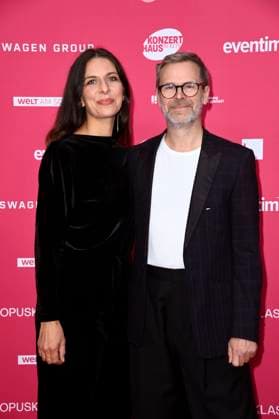 Matthias Matschke mit Partnerin Theresa Kronthaler bei der Verleihung des Opus Klassik 2025 im Konzerthaus am Gendarmenmarkt. Berlin, 12.10.2025